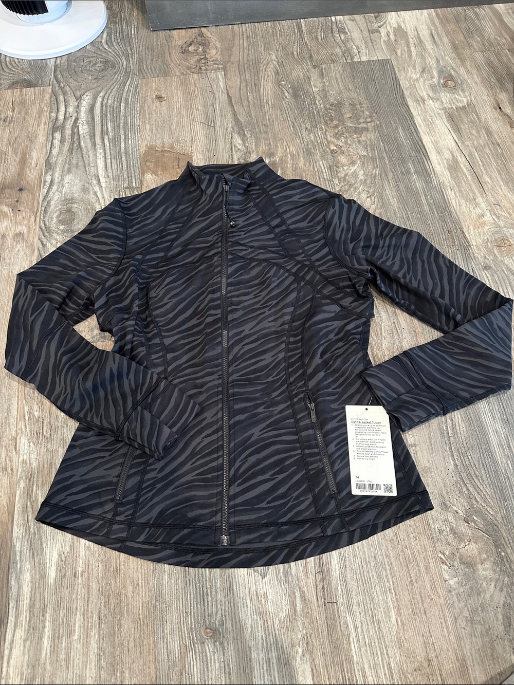 NEW with tags! Lululemon Define Jacket
Le Tigre Camo Deep Coal Multi sz 14